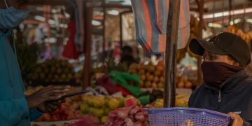 Sambrian Mbaabu/World Bank (Man & Woman in Market)